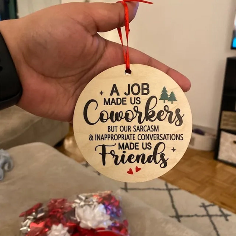 Lustiges Ornament – Der Job hat uns zu Kollegen und Freunden gemacht