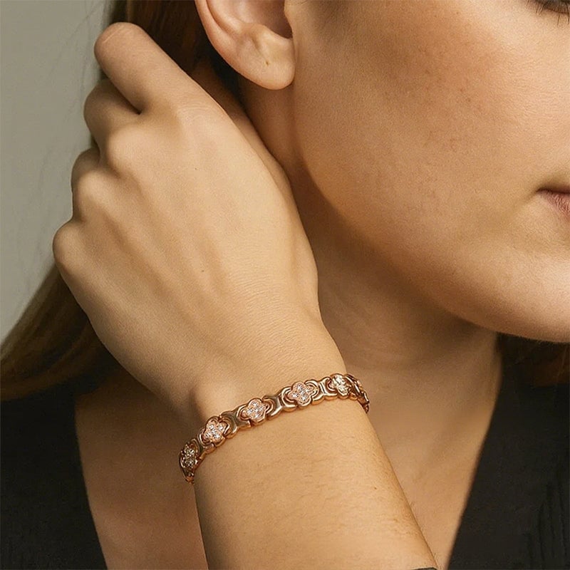 Elegantes Blumenarmband aus Kupfer