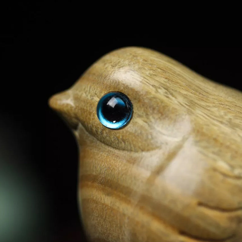 Handgefertigter Holzschnitzvogel