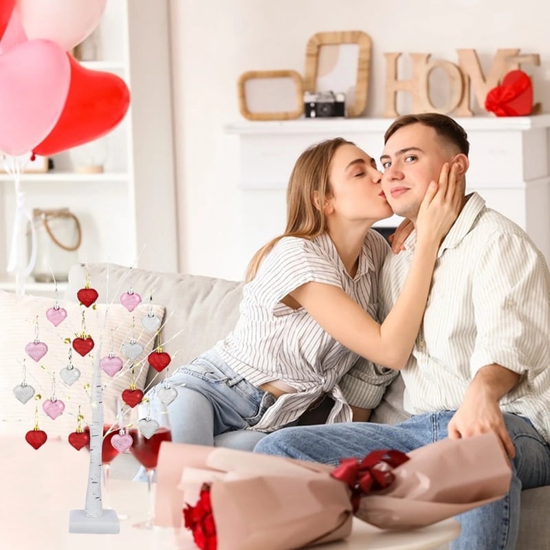 LED-Tischbirkenbaum mit 18 Herzornamenten